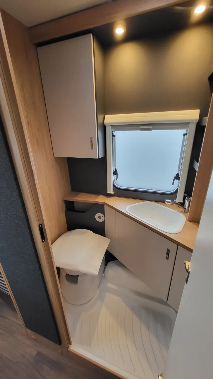 Toilette Knaus Sport 500 EU 1800 kg/Ambientel/LED Umriss