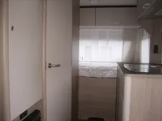 Bild 8 Bürstner Premio Life 430 TS Ausstellfenster Bug