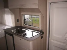 Bild 9 Bürstner Premio Life 430 TS Ausstellfenster Bug