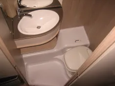 Bild 13 Bürstner Premio Life 430 TS Ausstellfenster Bug