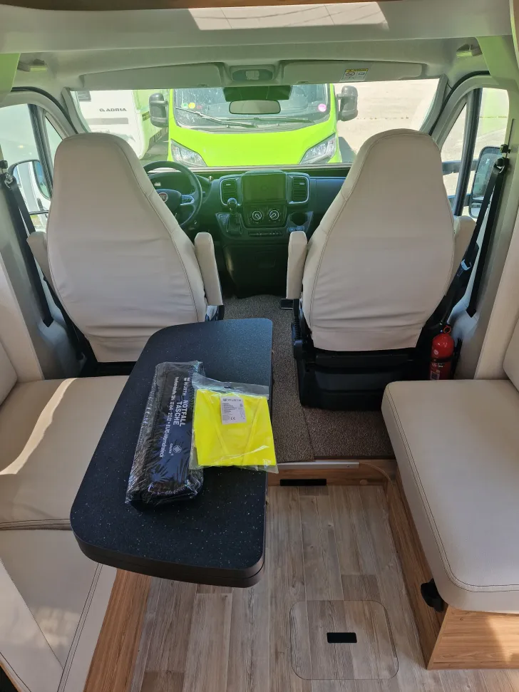 Fahrzeugbild Pilote Pacific P746FGJ Mega Ausstattung #5