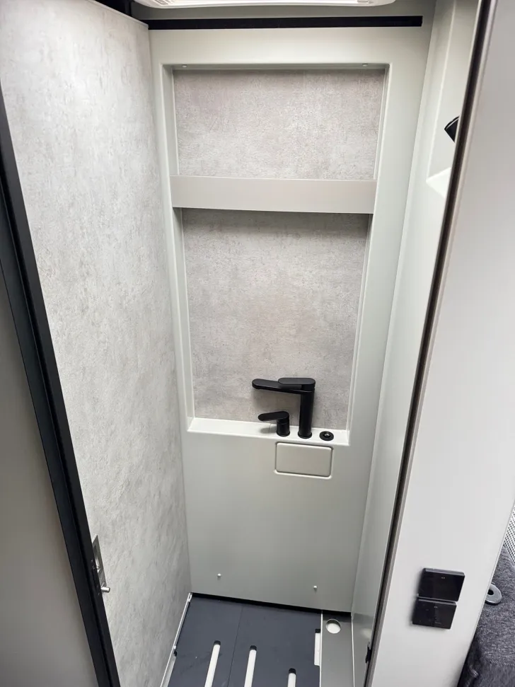 Fahrzeugbild Niesmann + Bischoff iSmove 6.9 E Winter-P. / Dachkl. / Zerhacktoil. #16