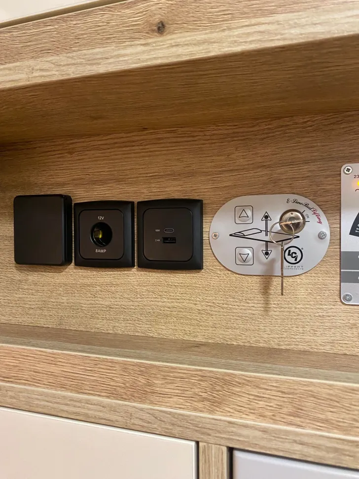 Fahrzeugbild Megamobil MEGA LOUNGE 640 165 PS Neupreis EUR 115.900,- #8