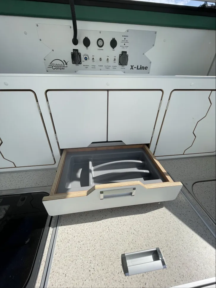 Fahrzeugbild Sonstige LifeStyle Camper X-LINE Dachreling / Außendusche #8