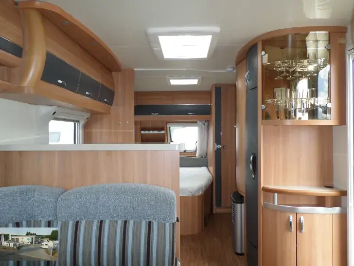Fahrzeugbild Hobby De Luxe 560 CFE Nr. 16 - franz. Bett, RSG #7