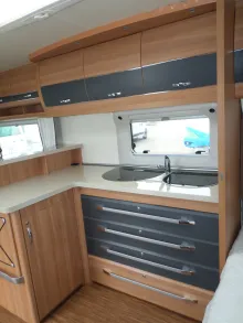 Fahrzeugbild Hobby De Luxe 560 CFE Nr. 16 - franz. Bett, RSG #12