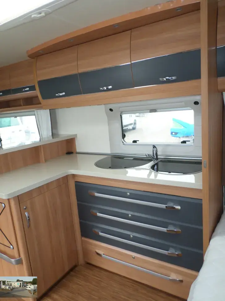 Fahrzeugbild Hobby De Luxe 560 CFE Nr. 16 - franz. Bett, RSG #12