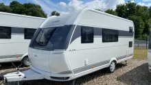 Seitlich Hobby De Luxe 490 KMF Auflastung 1.800 kg