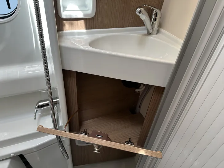 Fahrzeugbild Malibu Van First Class - Two Rooms 640 LE RB #24