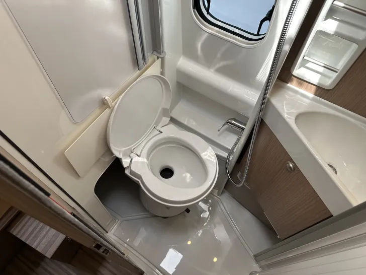 Fahrzeugbild Malibu Van First Class - Two Rooms 640 LE RB #27