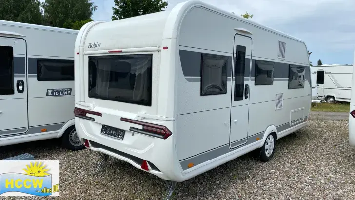 Schräg Hinten Hobby De Luxe 495 UL Auflastung 1.800 kg