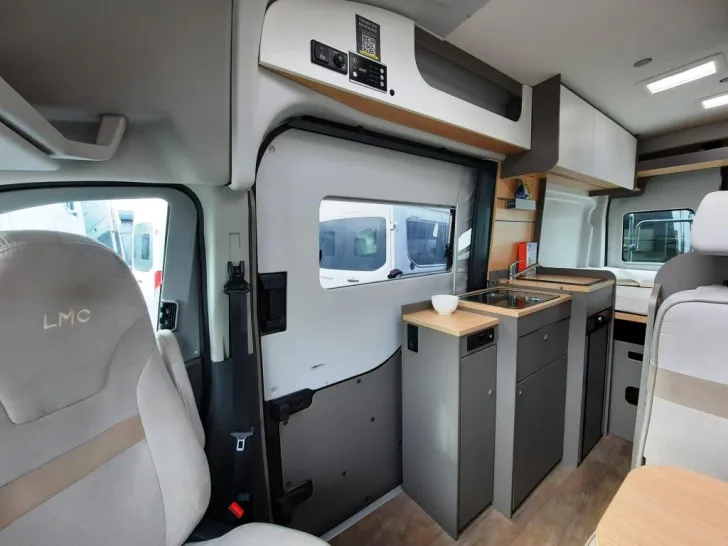 Fahrzeugbild LMC Innovan 590 #9