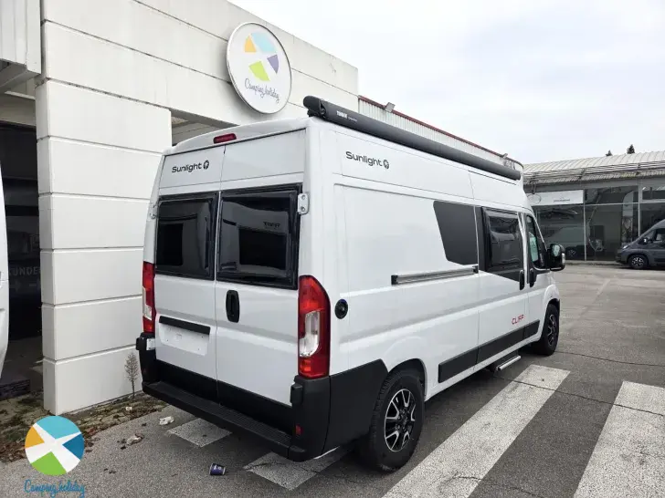 Schräg Vorne Sunlight Camper Van Cliff 600