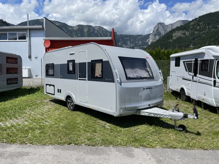Schräg Vorne Adria Altea 502 UL 60 Years -De Luxe "60 Y Jubiläumsmodel