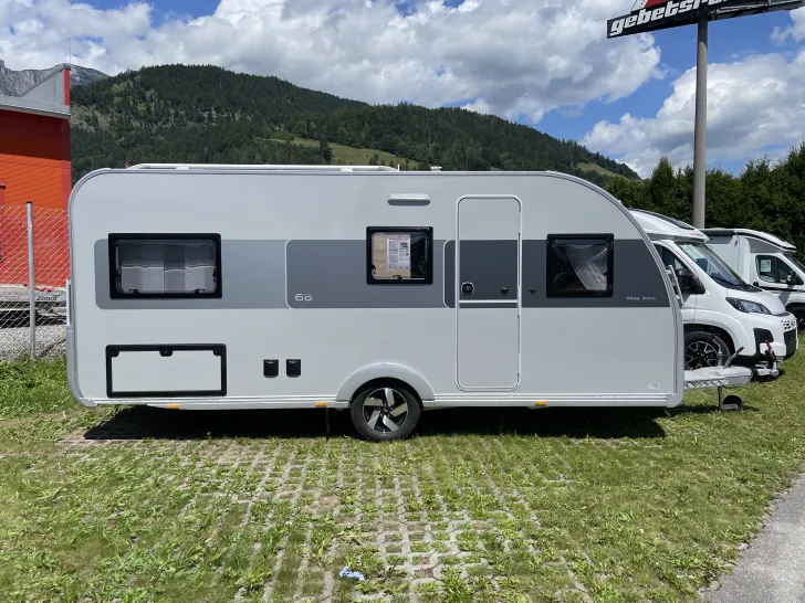 Seitlich Adria Altea 502 UL 60 Years -De Luxe "60 Y Jubiläumsmodel