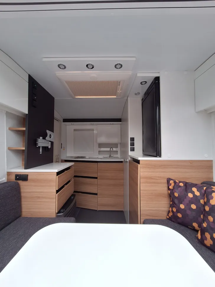 Von vorne nach hinten Adria Action 361 LH