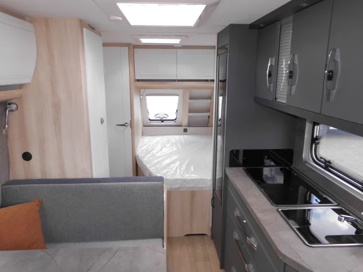 Fahrzeugbild Hobby De Luxe 540 KMFe 2026 GARAGE AUTARK 1800kg. #12