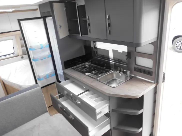 Fahrzeugbild Hobby De Luxe 540 KMFe 2026 GARAGE AUTARK 1800kg. #14