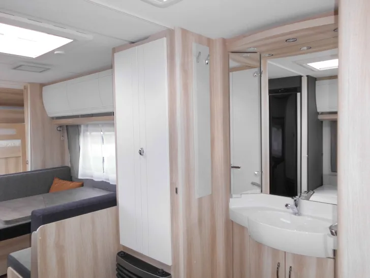 Fahrzeugbild Hobby De Luxe 540 KMFe 2026 GARAGE AUTARK 1800kg. #18