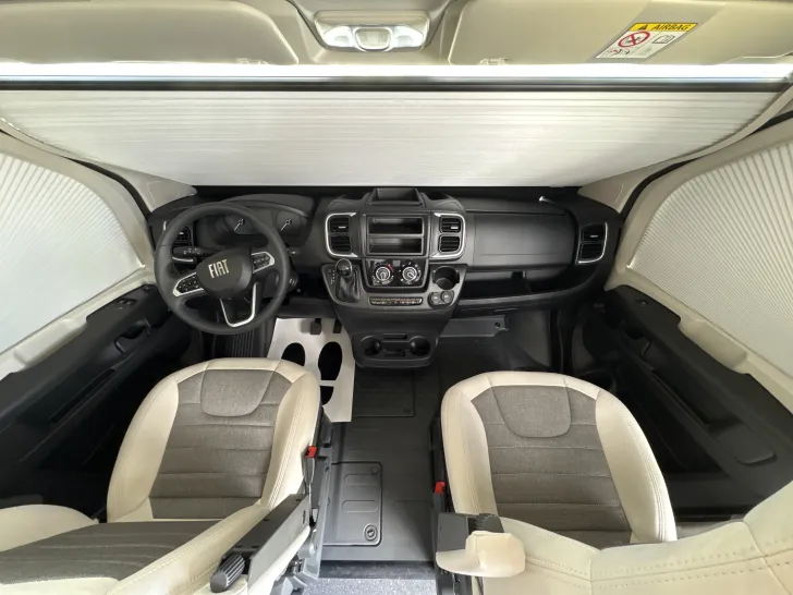 Fahrerhaus Adria Twin 640 SGX 60 Years mit Aufstelldach und Automatik