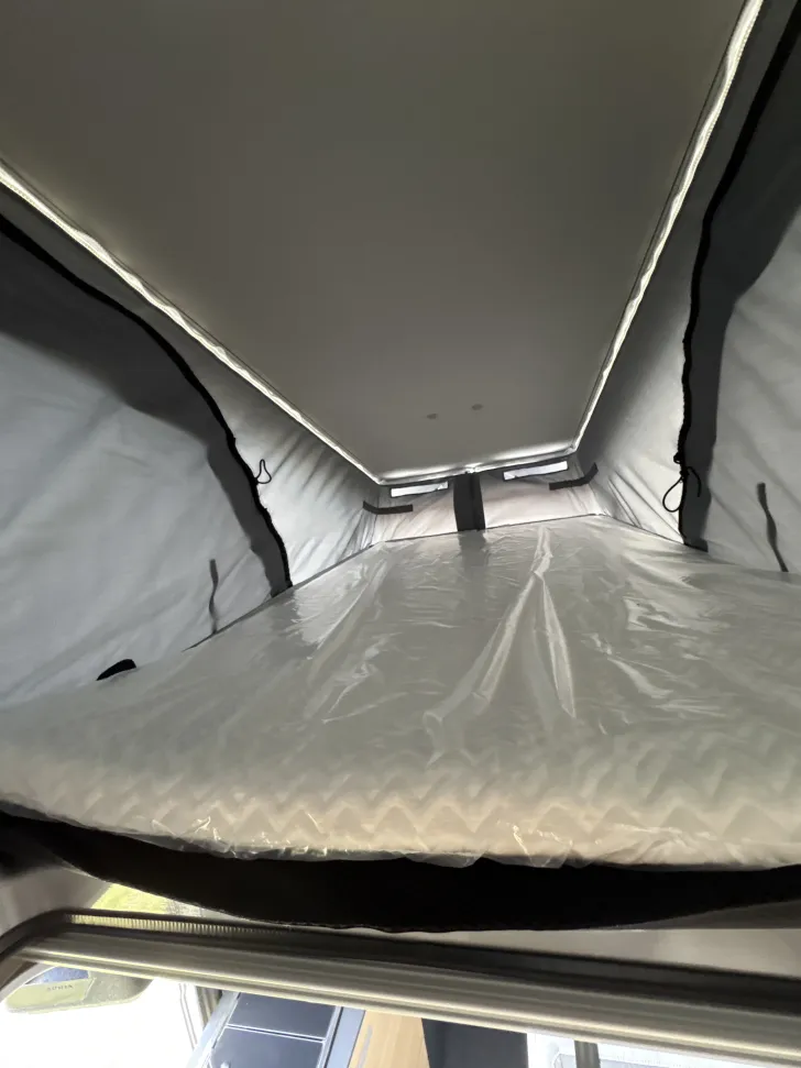 Weitere Betten Adria Twin 640 SGX 60 Years mit Aufstelldach und Automatik