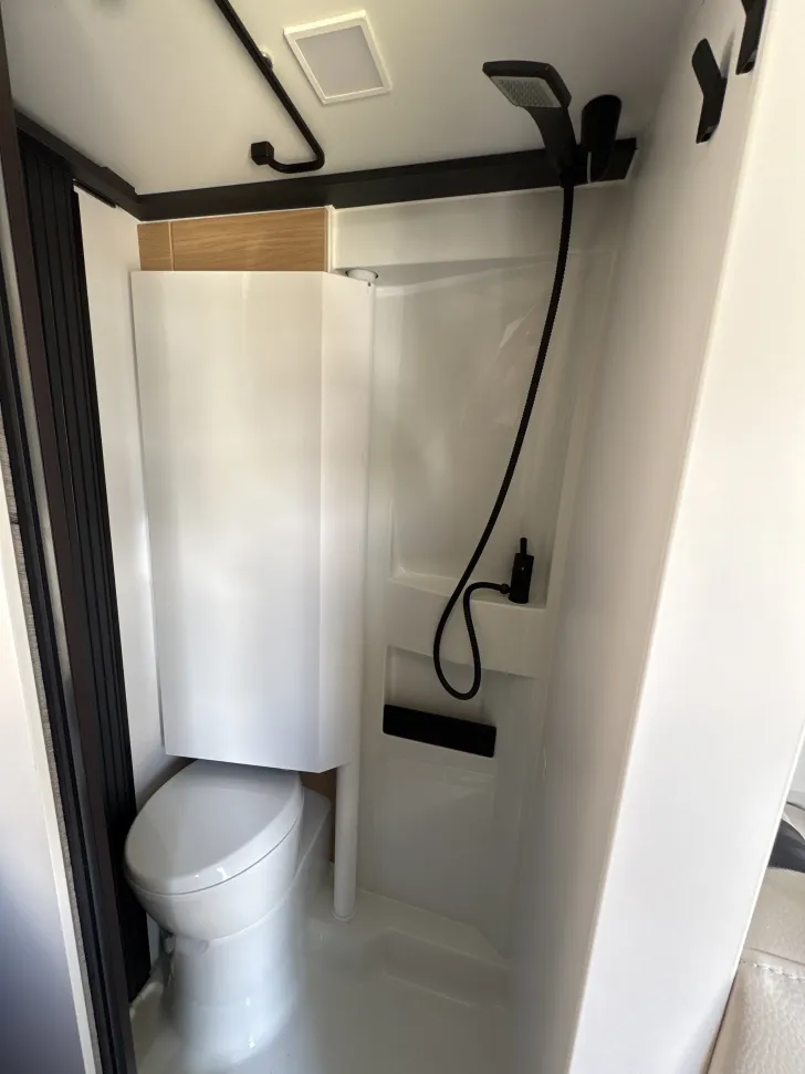 Toilette Adria Twin 640 SGX 60 Years mit Aufstelldach und Automatik