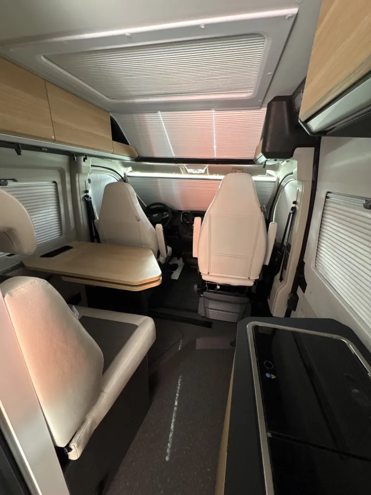Sicht vorne-hinten Adria Twin 640 SGX 60 Years mit Aufstelldach und Automatik
