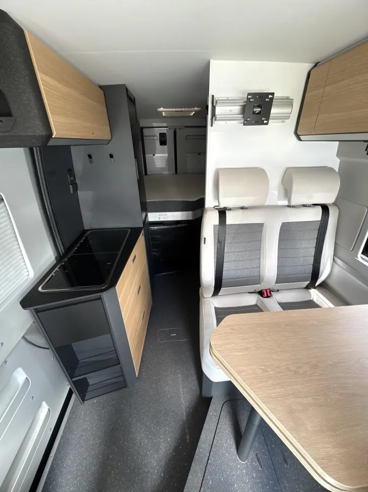 Sicht vorne-hinten Adria Twin 640 SGX 60 Years mit Aufstelldach und Automatik