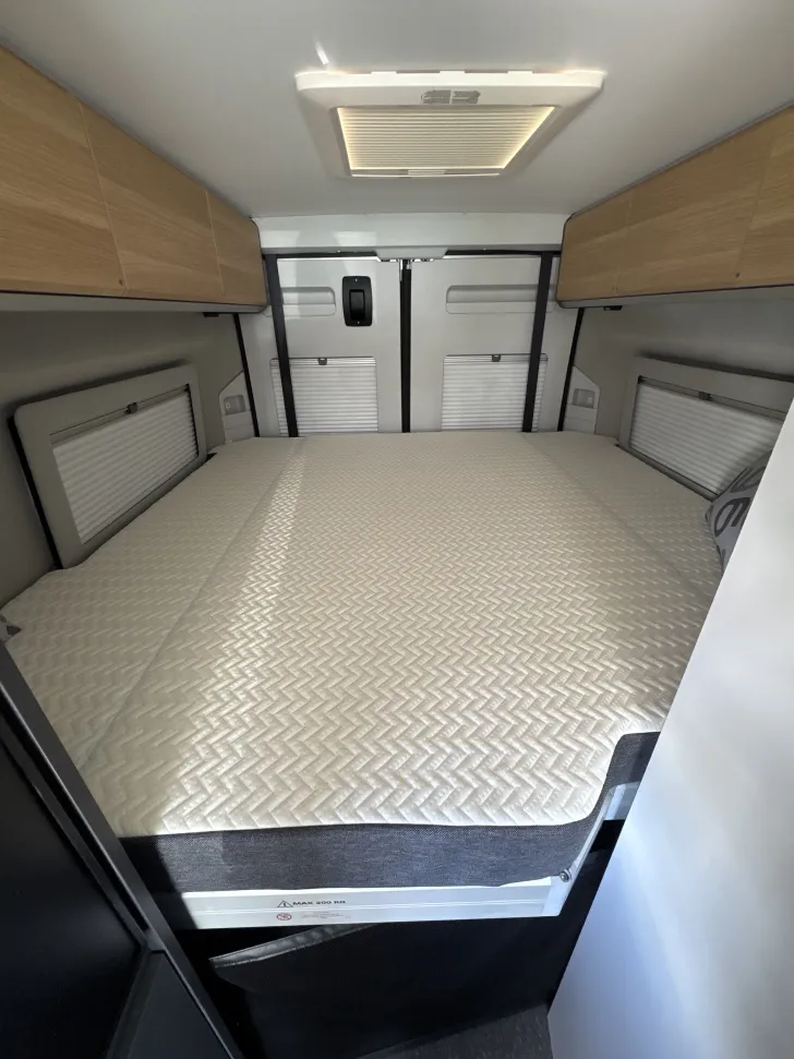 Betten Adria Twin 640 SGX 60 Years mit Aufstelldach und Automatik