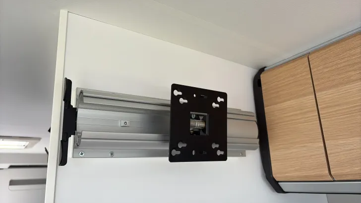 Tv-Halter Adria Twin 640 SGX 60 Years mit Aufstelldach und Automatik