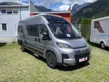 Schräg Vorne Adria Twin 640 SGX 60 Years mit Aufstelldach und Automatik