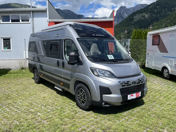 Schräg Vorne Adria Twin 640 SGX 60 Years mit Aufstelldach und Automatik