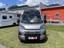 Frontal Vorne Adria Twin 640 SGX 60 Years mit Aufstelldach und Automatik