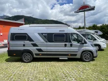 Seitlich Adria Twin 640 SGX 60 Years mit Aufstelldach und Automatik