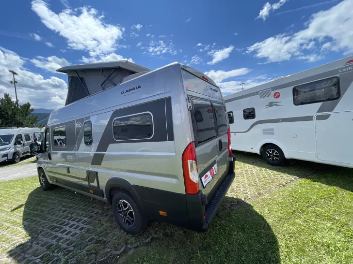 Schräg Hinten Adria Twin 640 SGX 60 Years mit Aufstelldach und Automatik