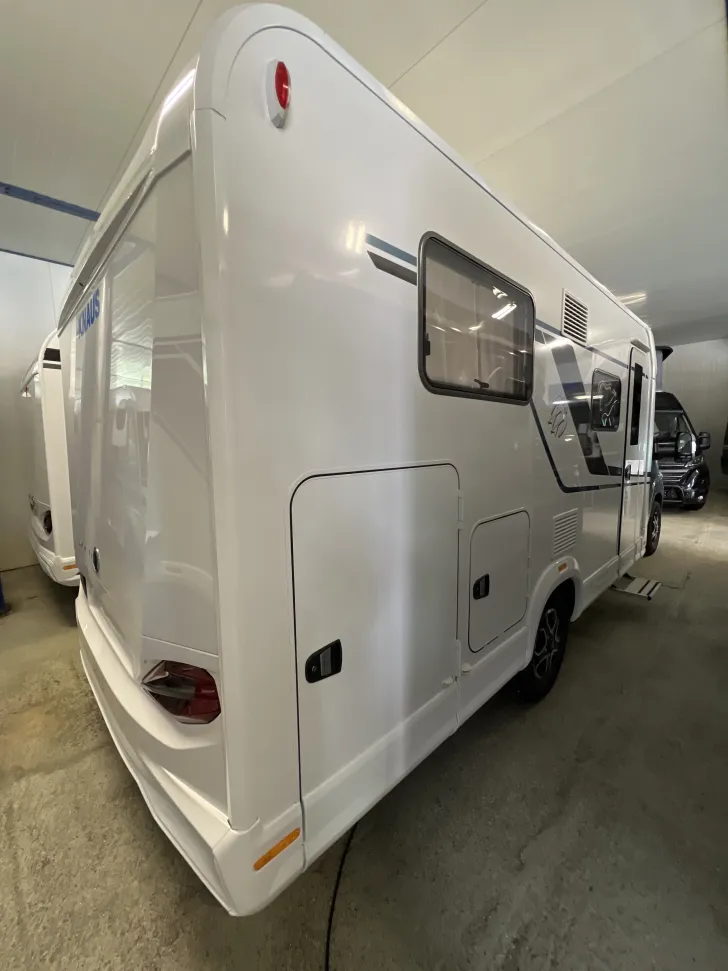 Schräg Hinten Knaus Sky TI 650 MEG