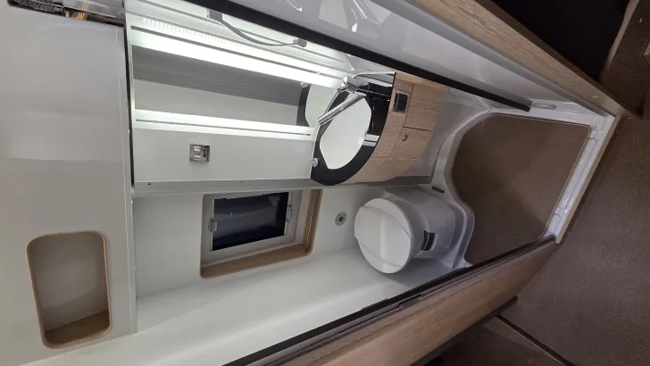 Fahrzeugbild Pössl H-Line 2WIN Vario mit 4 Schlafplätze #9