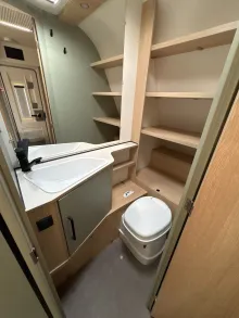 Toilette LMC Style 400 F - mit Klappbett