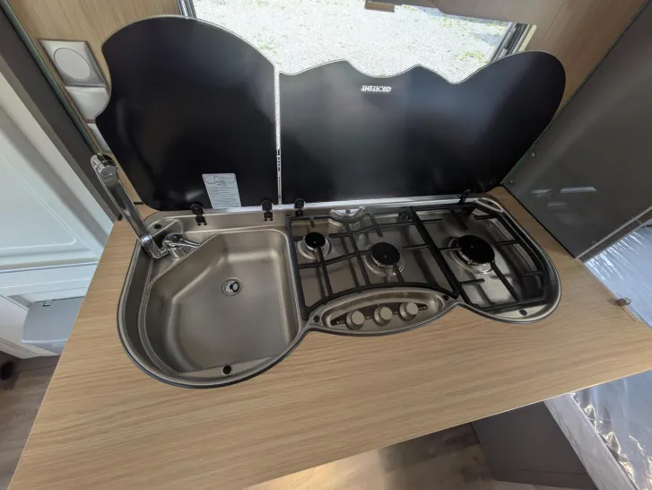 Fahrzeugbild LMC Tandero 510 E GFK-Bug-Dach-Heck/Duschpaket/Anti-Schlingerkupplung #10