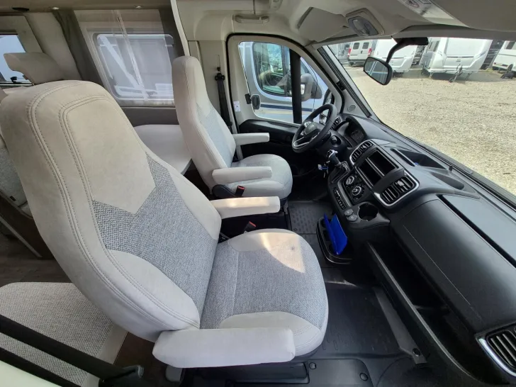 Fahrzeugbild Carado T 447 180PS Automatik/C6E/Heckstützen #10
