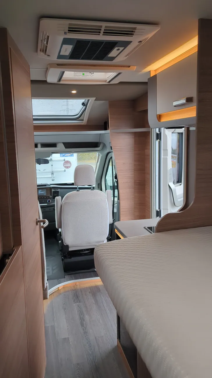 Sicht vorne-hinten Weinsberg CaraLoft 600 MEG 130 PS / Schalter, 610 - 1120