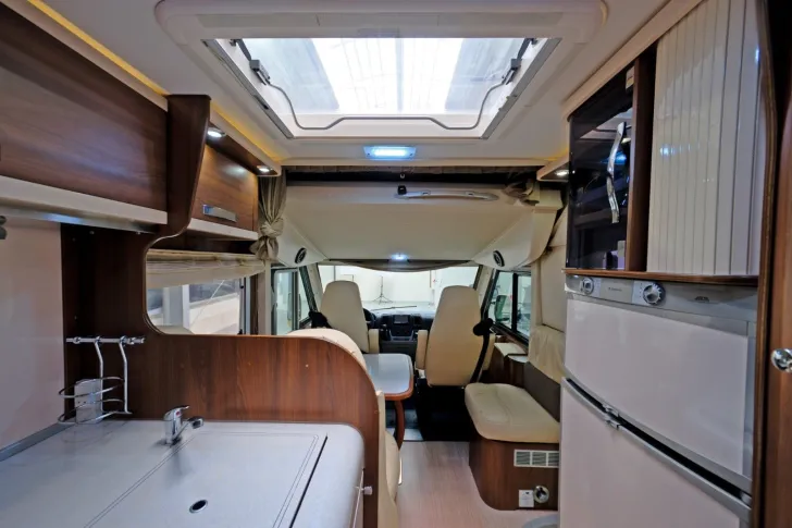 Fahrzeugbild McLouis Nevis 875/Festbett+Hubbett/Garage/Klima/Markise #8