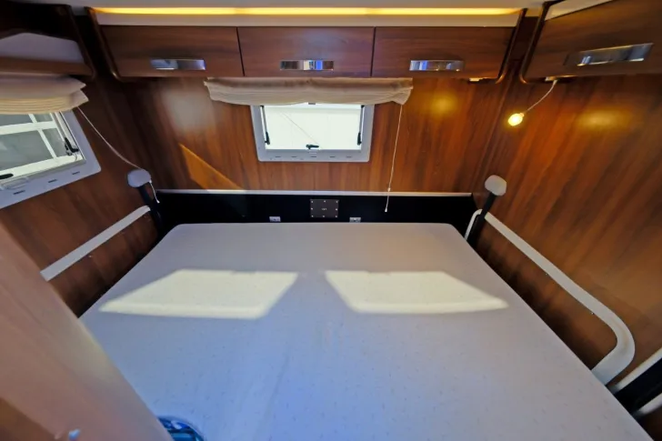 Fahrzeugbild McLouis Nevis 875/Festbett+Hubbett/Garage/Klima/Markise #10