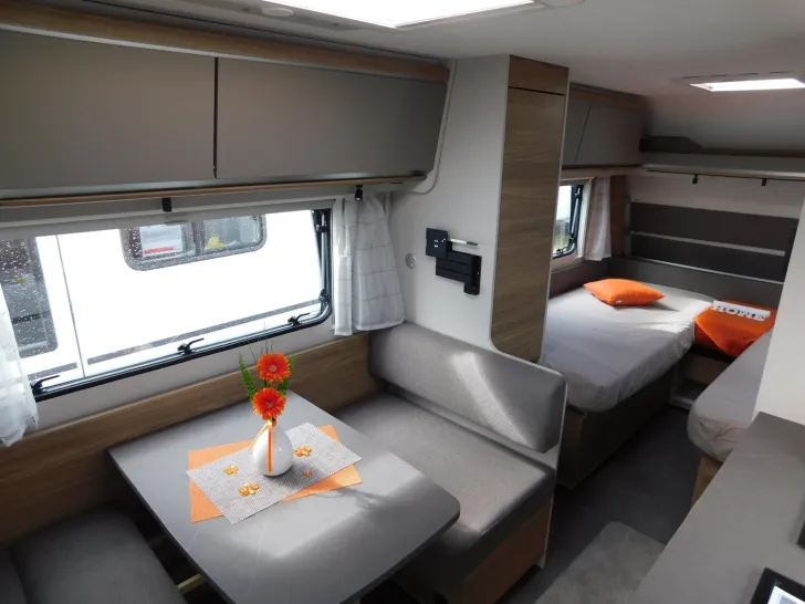 Fahrzeugbild Dethleffs Nomad 490 EST Backofen, Heckbad mit Dusche #6