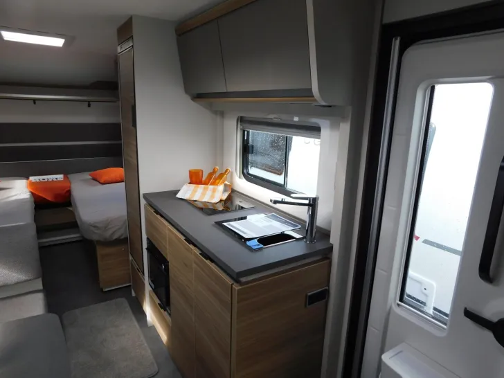 Fahrzeugbild Dethleffs Nomad 490 EST Backofen, Heckbad mit Dusche #7