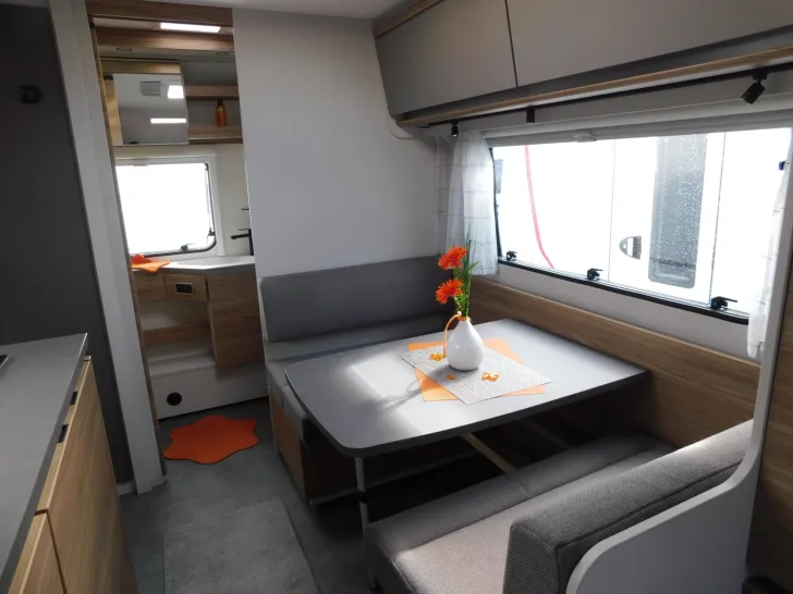 Fahrzeugbild Dethleffs Nomad 490 EST Backofen, Heckbad mit Dusche #9