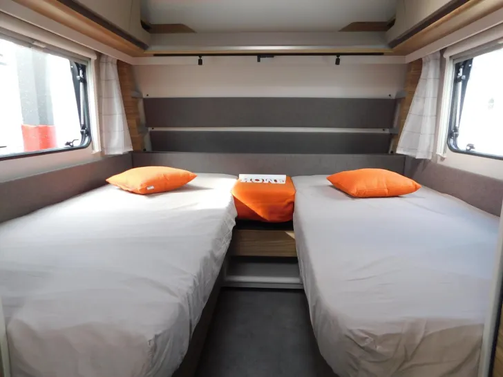 Fahrzeugbild Dethleffs Nomad 490 EST Backofen, Heckbad mit Dusche #10