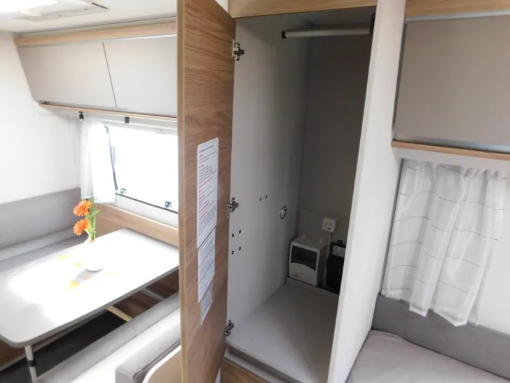 Fahrzeugbild Dethleffs Nomad 490 EST Backofen, Heckbad mit Dusche #13