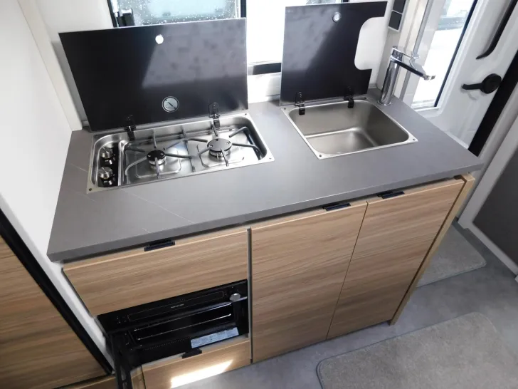 Fahrzeugbild Dethleffs Nomad 490 EST Backofen, Heckbad mit Dusche #15