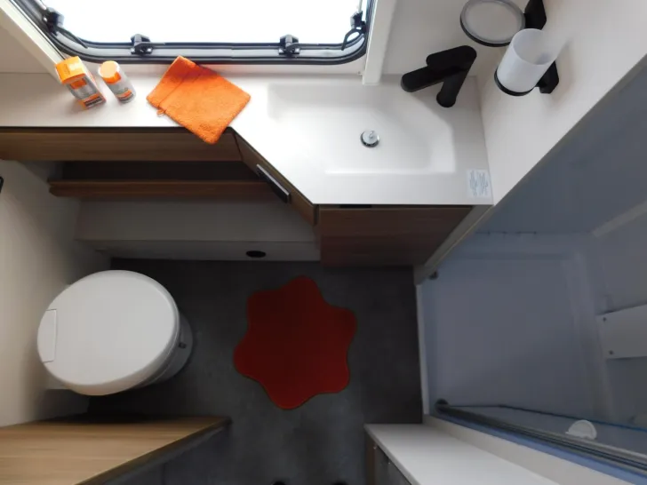 Fahrzeugbild Dethleffs Nomad 490 EST Backofen, Heckbad mit Dusche #16